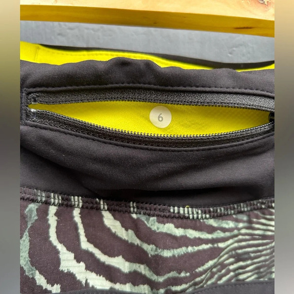 Lululemon 2016 Seawheeze Tracker Short, size 6
Secret Society  Tofino Teal - Picture 13 of 15